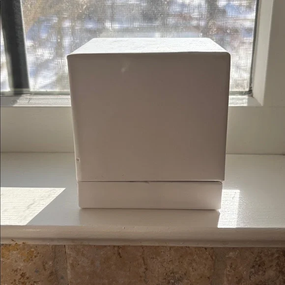 Noah NYC Cream Scented Candle - Picture 3 of 4